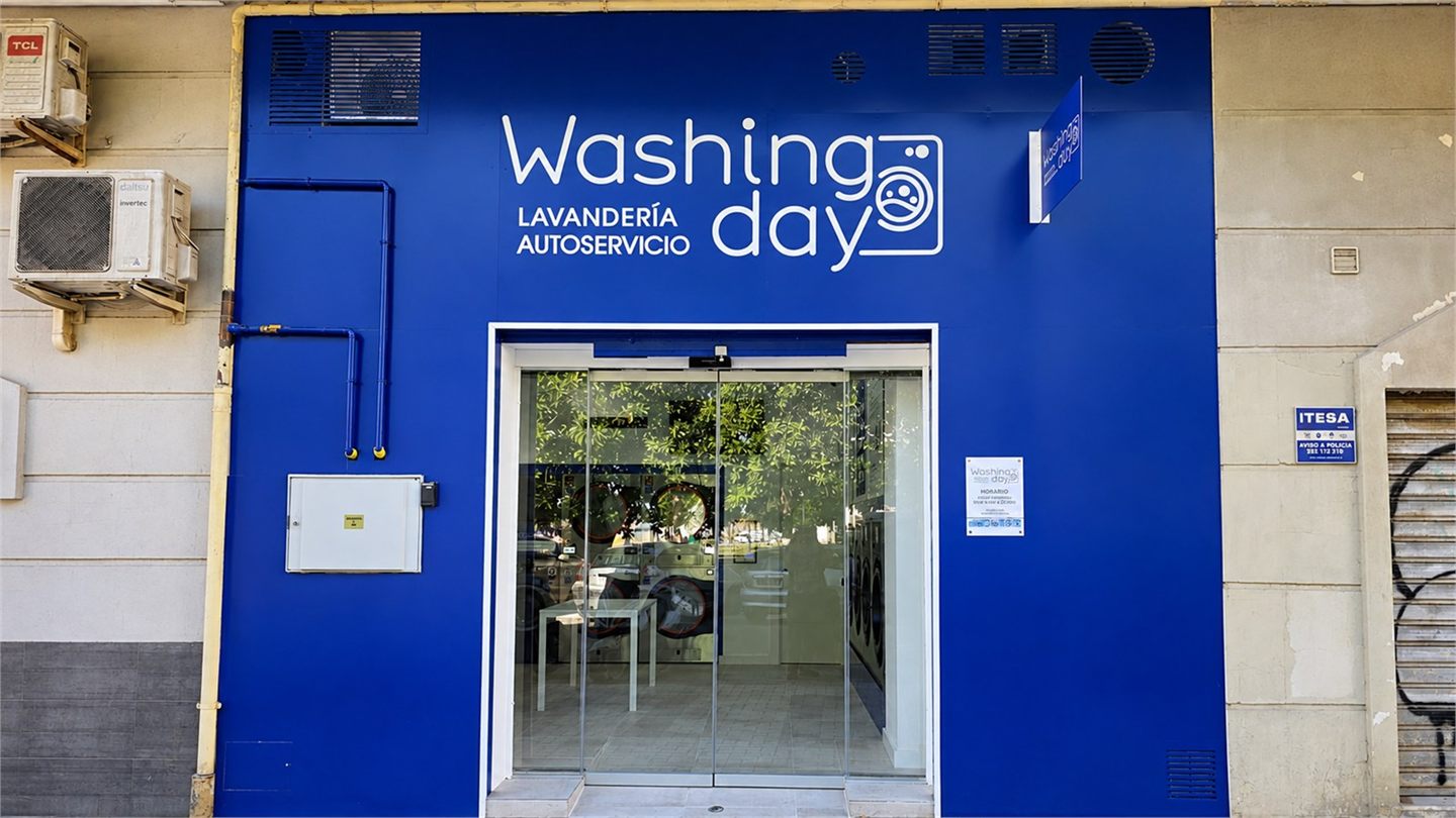 Entrada de la lavandería autoservicio Washing Day en Calle del Jalón 16, Málaga